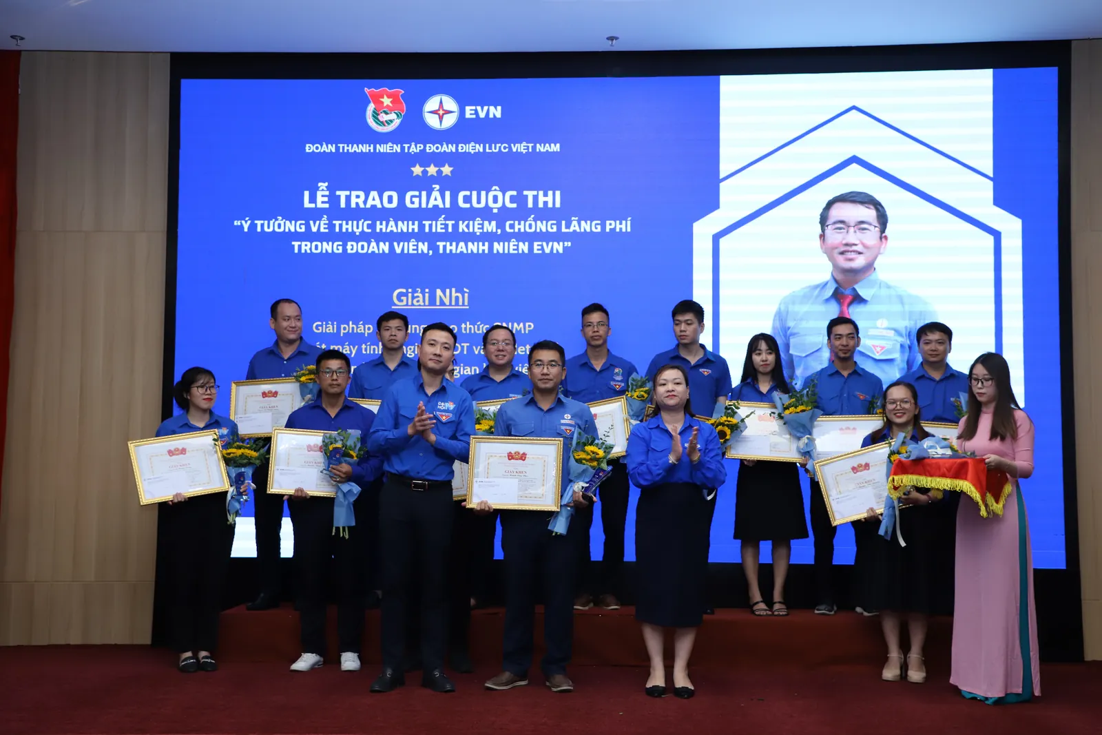 Nhận giải thưởng sáng kiến tiết kiệm
